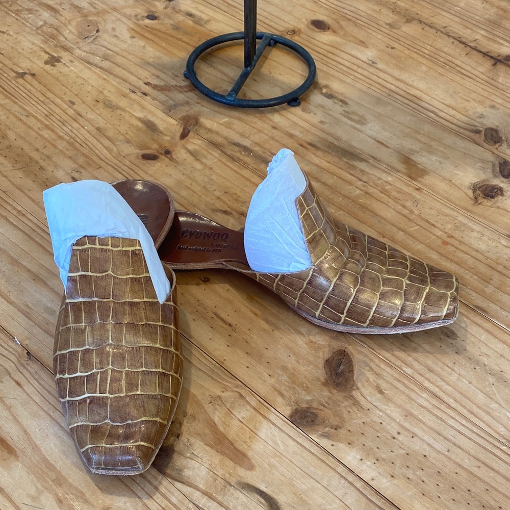 Cydwoq Croc-Embossed Leather Slide Mules !